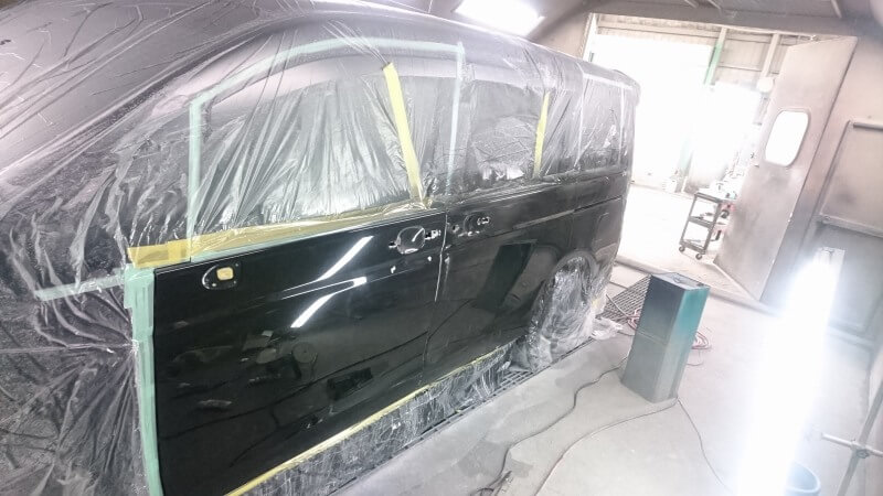 十和田市　寺沢自動車鈑金塗装㈱　車の傷へこみの修理作業風景